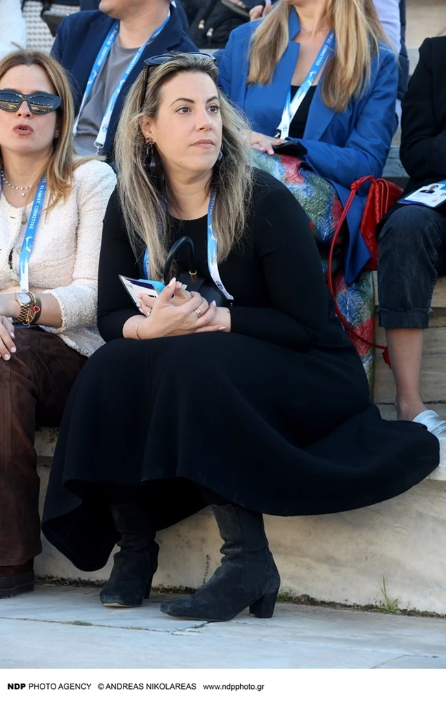 Με τα αγαπημένα της μαύρα | Η Μαίρη Κατράντζου σε νέα εμφάνιση στην Αθήνα