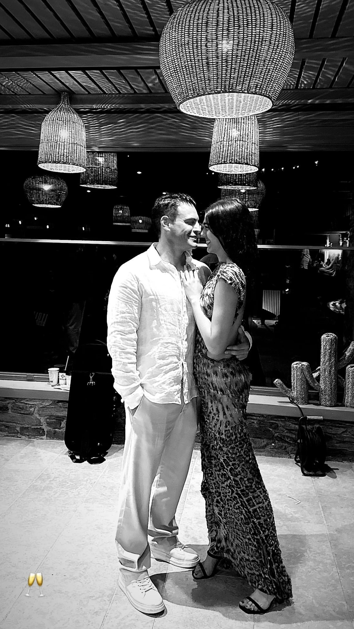 Full in love στην Τήνο | Η Μελίνα Νικολαΐδη και ο Δημήτρης Φιντιρίκος αγκαλιά σε γάμο