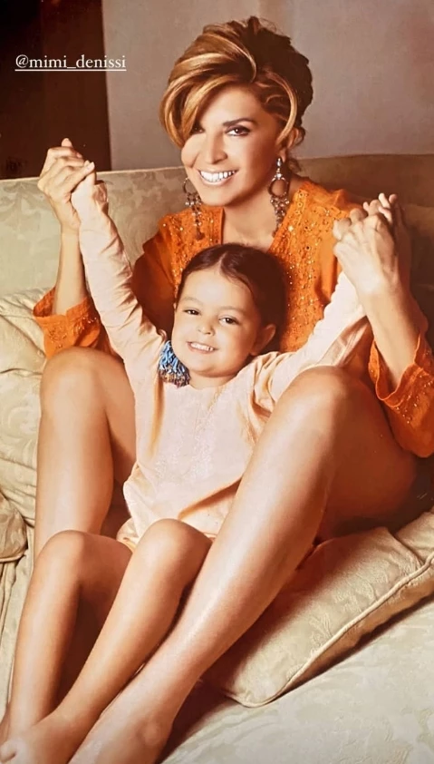 Μαριτίνα Ντενίση | H σπάνια και γλυκιά φωτογραφία από όταν ήταν παδί, στην αγκαλιά της μητέρας της
