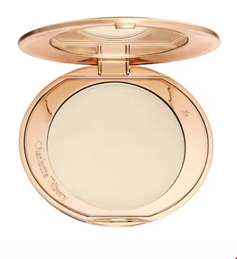 Είμαι beauty editor και αυτή είναι η πούδρα που αγοράζω ξανά και ξανά