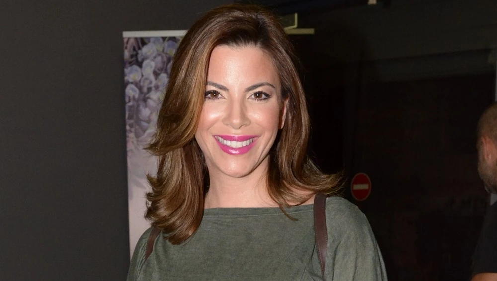 Με λευκό μπικίνι σε εξωτικό προορισμό | Η Αντελίνα Βαρθακούρη απολαμβάνει τις διακοπές της με τις κόρες της