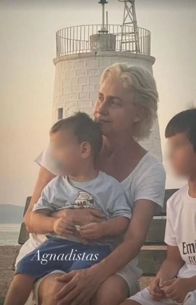 Ο Θοδωρής Αθερίδης απαθανατίζει την πρώην σύζυγό του, Ελένη Γκασούκα με τα δύο τους εγγόνια