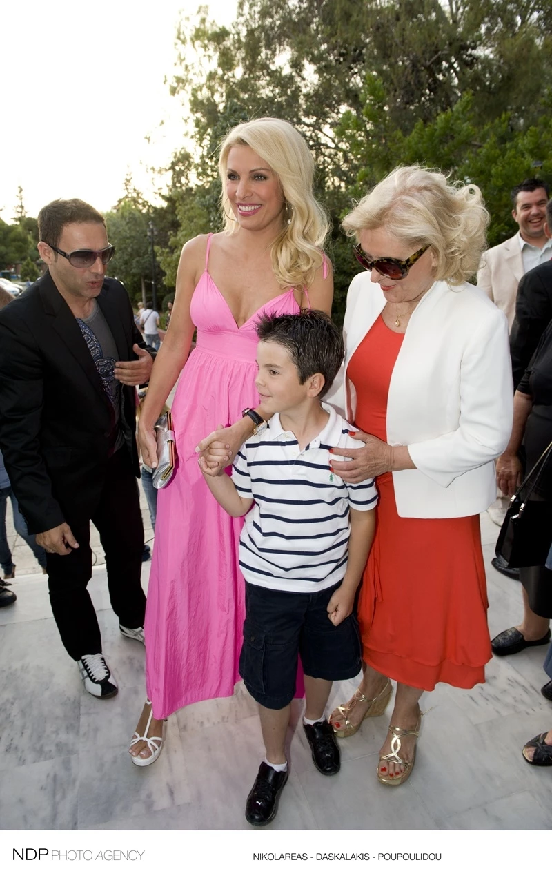 Καλεσμένη σε γάμο με τον Άγγελο της | Η Ελένη Μενεγάκη με ροζ neon φόρεμα και τη μητέρα στο πλευρό της