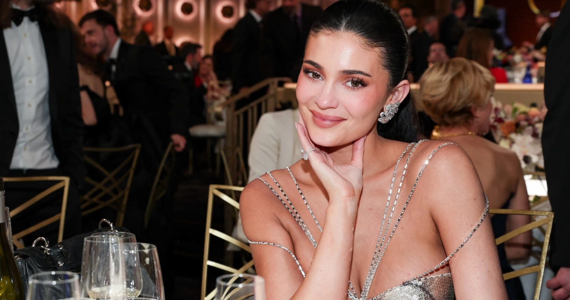 Η Kylie Jenner αποκαλύπτει το beauty μυστικό της πριν από κάθε επίσημη εμφάνιση και ρίχνει το TikTok