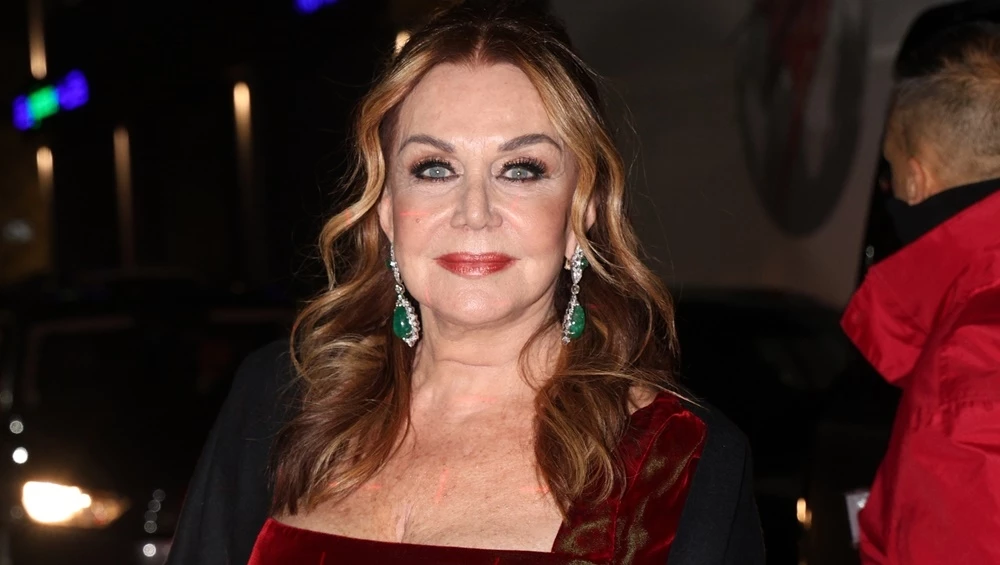 Σπάνια κοσμική εμφάνιση για την Αγάπη Πολίτη | Πώς πρόσθεσε χρώμα στο total white σύνολό της