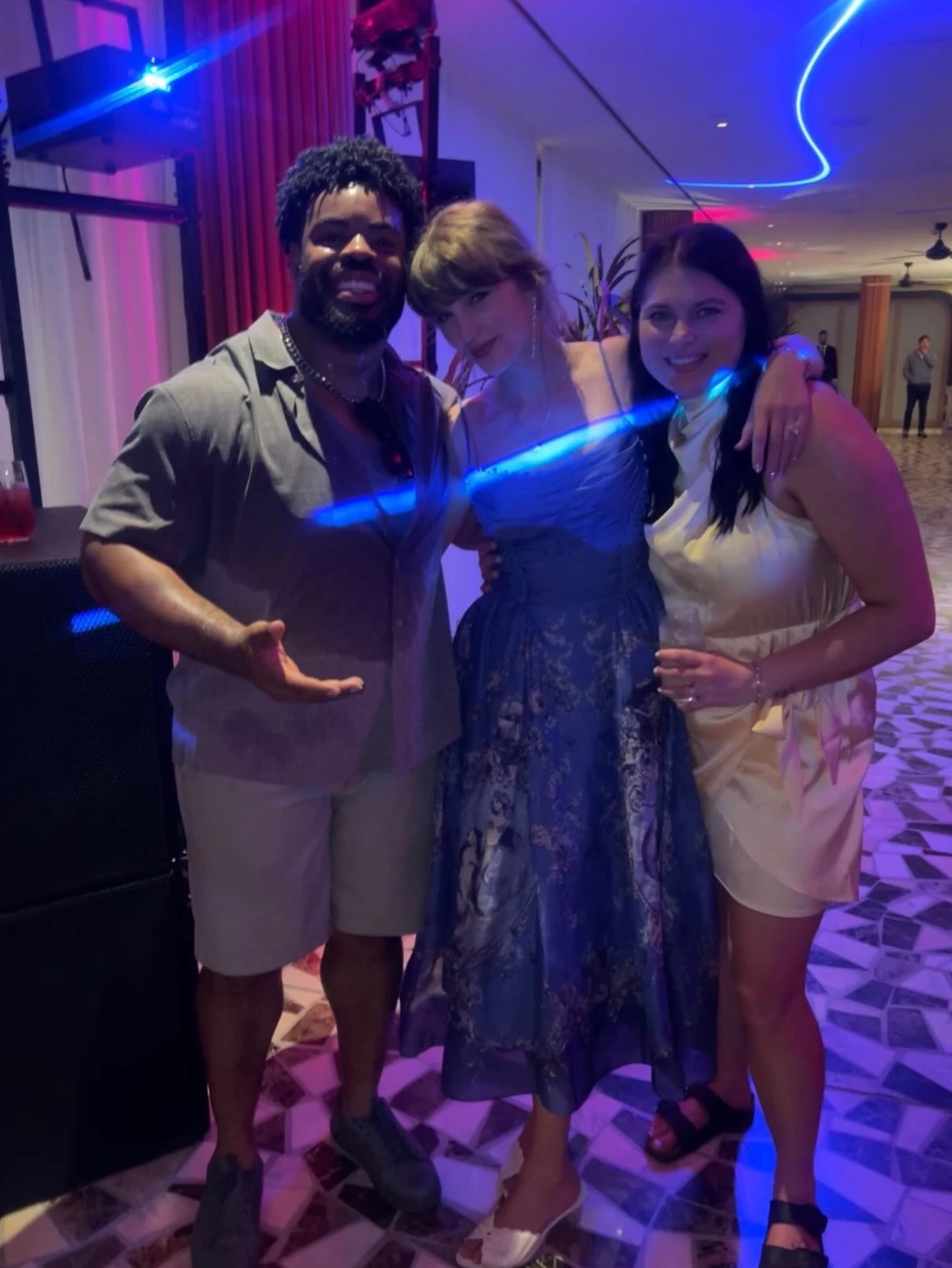 Η Taylor Swift ως καλεσμένη σε γάμο στην Ελλάδα | Το εντυπωσιακό φόρεμα και το κόσμημα με την ενδιαφέρουσα ιστορία