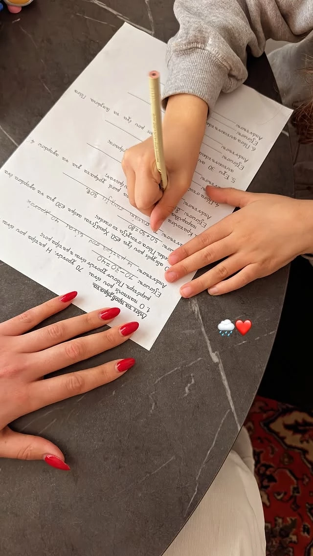 Η Εβελίνα Σκίτσκο διαβάζει με την κόρη της