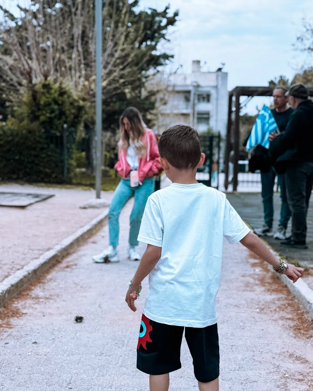 "Σαν μικρό παιδί" | Η Αθηνά Οικονομάκου στις κούνιες με τον Μάξιμο και τη Σιέννα