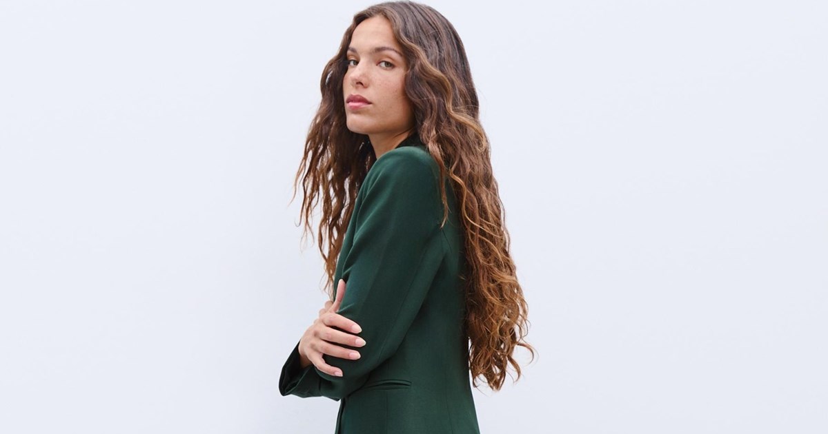 Ψάχνεις φόρεμα για το date σου; Το μαύρο στράπλες φόρεμα από τη Mango είναι αυτό που θες