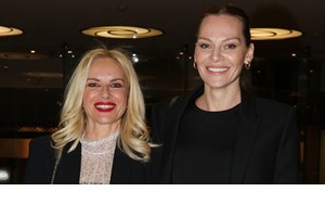 Μαρία Μπεκατώρου | Ποζάρει χαμογελαστή στο Ηρώδειο πλάι στην καλή της φίλη, Υβόννη Μπόσνιακ - εικόνα 2