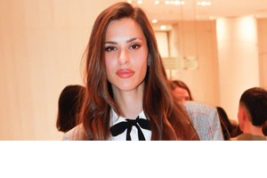 Η Δανάη Παππά με την μπλούζα που μας επιστρέφει στην παιδική μας ηλικία - εικόνα 2