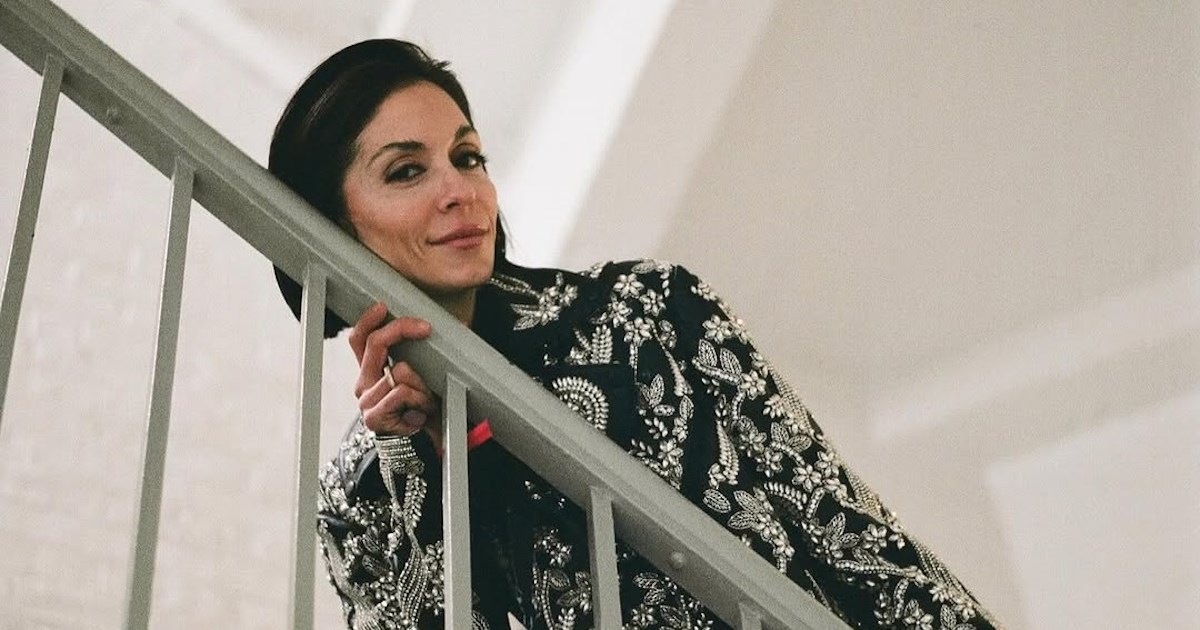 Eίναι μία από εμάς | O χαμός που επικρατεί στην τεράστια ντουλάπα της Σοφίας Καρβέλα