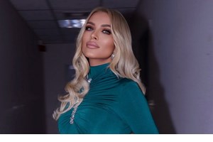 Κατερίνα Καινούργιου | Ποζάρει με φουσκωμένη κοιλίτσα στο χριστουγεννιάτικο Λονδίνο