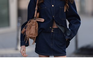 Βρήκαμε στη Regalinas τη denim φούστα που θα απογειώσει τα office looks σου