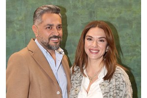 "Παντού μαζί" | Βάσω Λασκαράκη & Λευτέρης Σουλτάτος αγκαλιά σε θεατρική πρεμιέρα - εικόνα 5