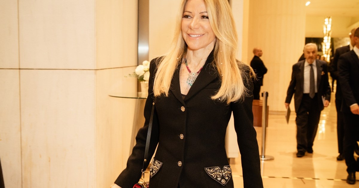 Με πουλόβερ στο αγαπημένο της μοτίβο η Μαριάννα Λάτση | Η επίσκεψη στην Αποστολική Διακονία της Εκκλησίας της Ελλάδος - εικόνα 2