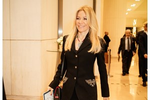 Με πουλόβερ στο αγαπημένο της μοτίβο η Μαριάννα Λάτση | Η επίσκεψη στην Αποστολική Διακονία της Εκκλησίας της Ελλάδος - εικόνα 2