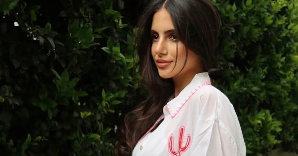 Η Αλεξάνδρα Νίκα ψωνίζει φράουλες στη λαϊκή αγορά της Γλυφάδας - εικόνα 4