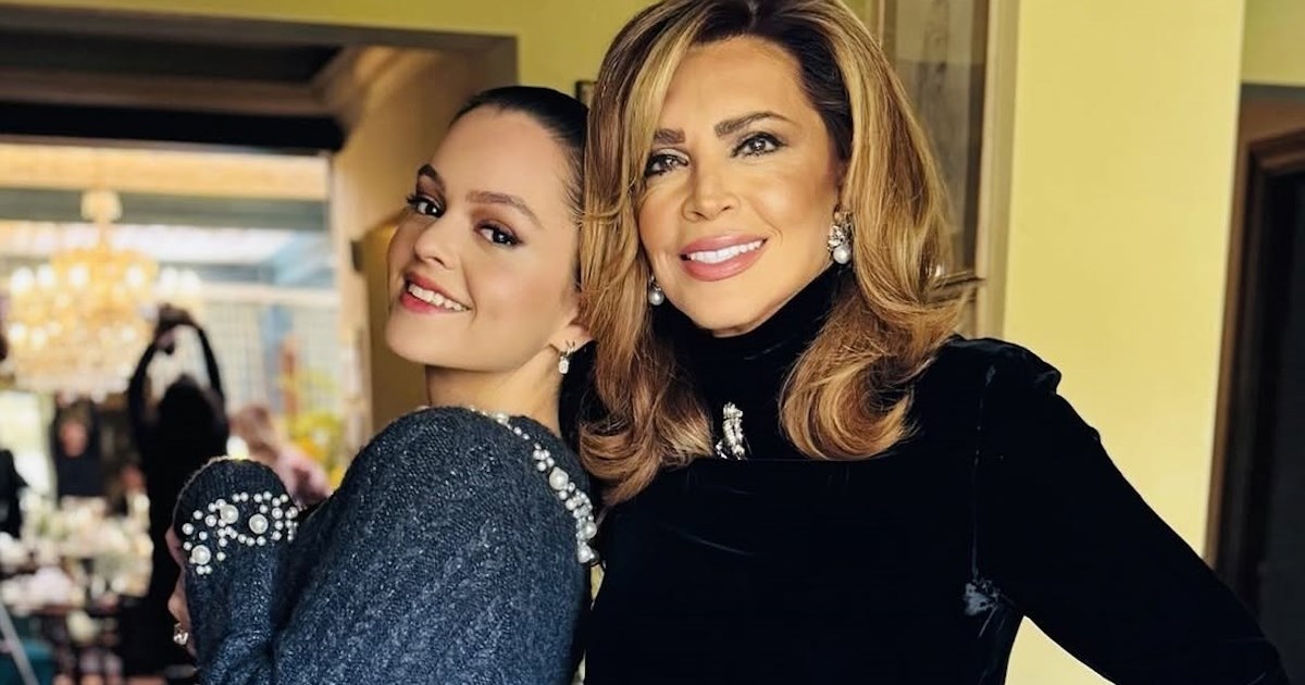 Δυο οπτασίες στα λευκά | Μιμή & Μαριτίνα Ντενίση ποζάρουν αγκαλιά