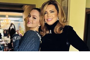 Δυο οπτασίες στα λευκά | Μιμή & Μαριτίνα Ντενίση ποζάρουν αγκαλιά