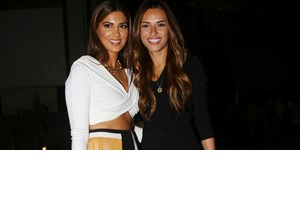 Ελένη Τσολάκη | Στο χριστουγεννιάτικα στολισμένο σαλόνι της αγκαλιά με τη μικρή της - εικόνα 3