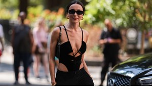 Συνεχίζεις pilates το καλοκαίρι; Αυτή η ολόσωμη φόρμα από την Oysho σε butter yellow χρώμα είναι ό,τι χρειάζεσαι