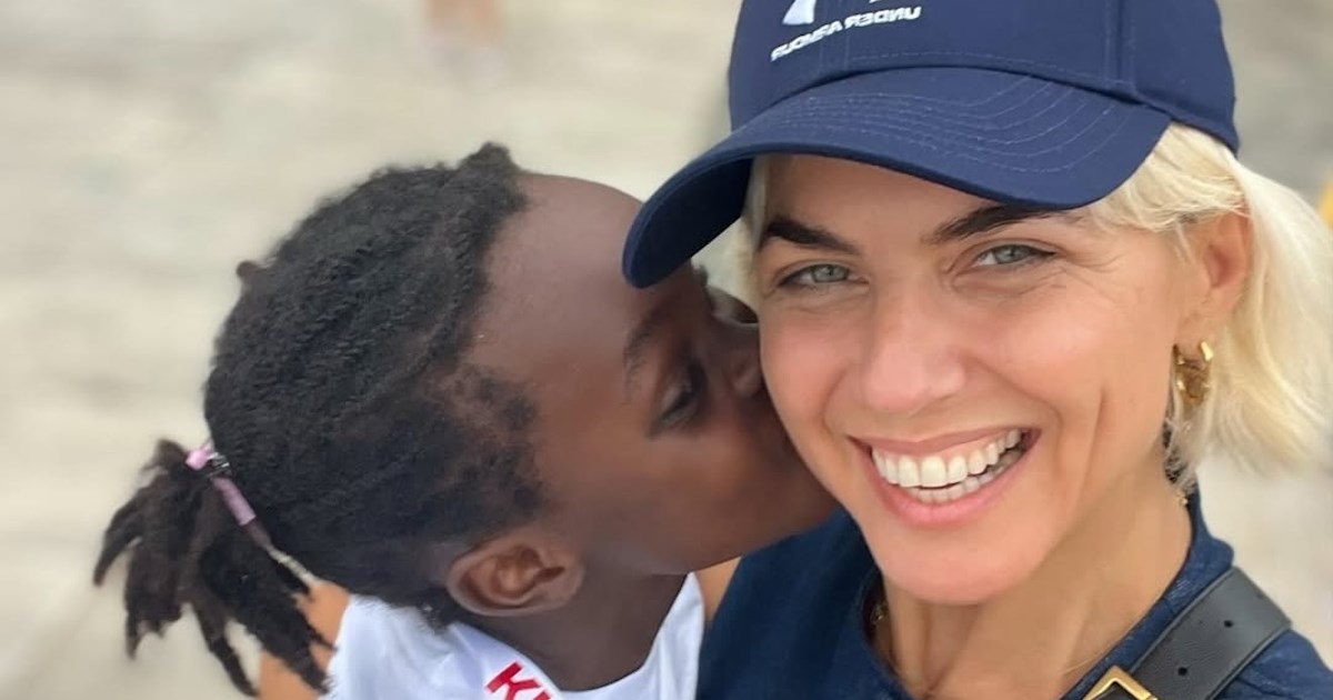 Mother & daughter goals | Η Χριστίνα Κοντοβά και η κόρη της με τέλεια outfits στο κέντρο της Αθήνας - εικόνα 5