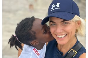 Με υπέροχο ροζ σύνολο και κοτσιδάκια | Η Χριστίνα Κοντοβά φωτογραφίζει την κόρη της, Έιντα - εικόνα 3