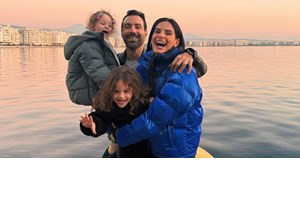 Χριστίνα Μπόμπα | Το εντυπωσιακά στολισμένο σαλόνι της σε βάζει στο απόλυτο Christmas mood - εικόνα 4