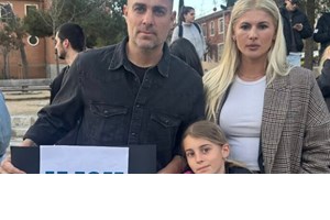 Μαλένα Χανταμπάκη | Με τον μπαμπά της και τη σάκα της στην πλάτη στην πρώτη της μέρα στο σχολείο στην Ισπανία - εικόνα 3