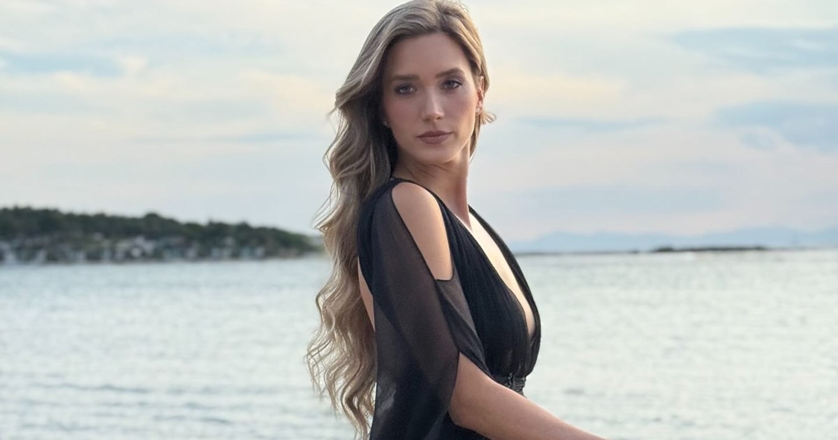 Βραδινές βόλτες στο Σούνιο για την Καλλιόπη Χάσκα | Με scarf top και λευκή παντελόνα πλάι στο κύμα - εικόνα 2