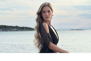 Βραδινές βόλτες στο Σούνιο για την Καλλιόπη Χάσκα | Με scarf top και λευκή παντελόνα πλάι στο κύμα - εικόνα 2