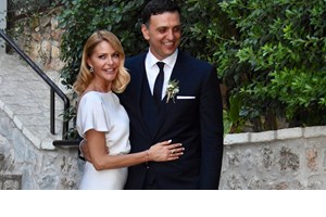 Μελομακάρονα ή κουραμπιέδες; Ο γιος της Τζένης Μπαλατσινού αντιμέτωπος με το αιώνιο χριστουγεννιάτικο δίλημμα στο πιο γλυκό βίντεο