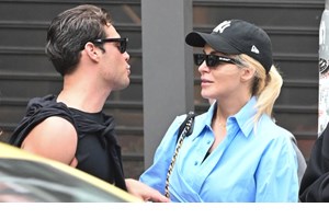 Κατερίνα Καινούργιου | Με μαύρο εφαρμοστό φόρεμα σε βραδινή έξοδο - εικόνα 4