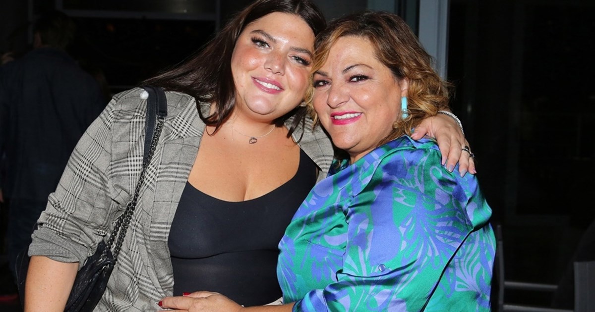 Βίκυ Σταυροπούλου - Δανάη Μπάρκα | Μαμά και κόρη ποζάρουν με ελάχιστο μακιγιάζ λίγο πριν το τέλος της πρώτης τους θεατρικής συνεργασίας - εικόνα 2