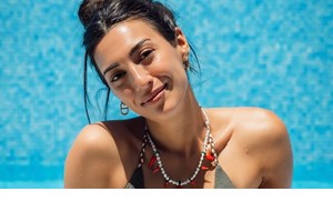 Η Ήβη Αδάμου επέλεξε το πιο κομψό και διαχρονικό beach cover up