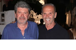 "19 καλοκαίρια μαζί" | Πέτρος & Μάξιμος Κωστόπουλος αγκαλιά στη Μύκονο - εικόνα 4