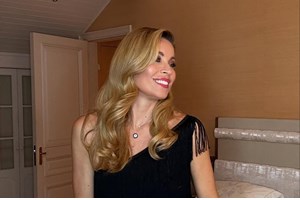 "Chase the hat" | H Μαριέττα Χρουσαλά σε παραθαλάσσιο προορισμό με τη Μαρία Μπεκατώρου