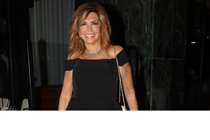 Mιμή Ντενίση | Με ριγέ καπέλο και αέρινο casual outfit στο κέντρο της Αθήνας - εικόνα 7