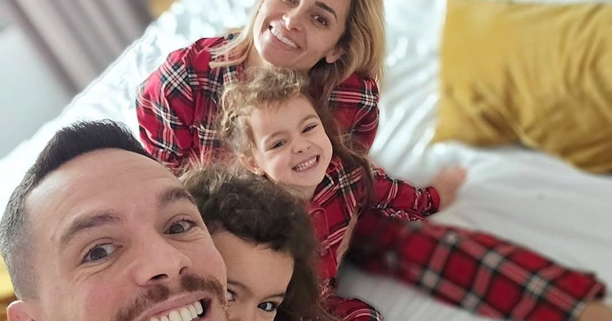 Ο Λευτέρης Πετρούνιας επέστρεψε στην Αθήνα | Η θερμή υποδοχή και το τρυφερό δώρο από τα κορίτσια του