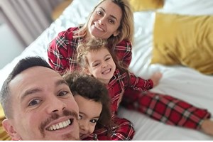Ο Λευτέρης Πετρούνιας επέστρεψε στην Αθήνα | Η θερμή υποδοχή και το τρυφερό δώρο από τα κορίτσια του