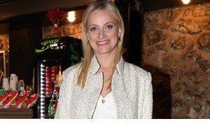 "Με αέρα μοντέλου" | Η Λένα Δροσάκη ποζάρει με στιλ μέσα σε λεοπάρ outfit - εικόνα 2