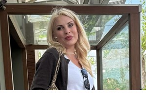 Ελένη Μενεγάκη | To χρυσό κολιέ με charms που επιλέγει για τις καλοκαιρινές της εμφανίσεις