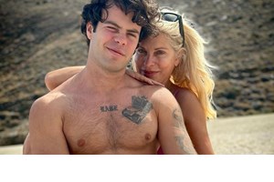 Με baggy jeans και φούτερ με κουκούλα | Η street style εμφάνιση του Άγγελου Λάτσιου - εικόνα 2