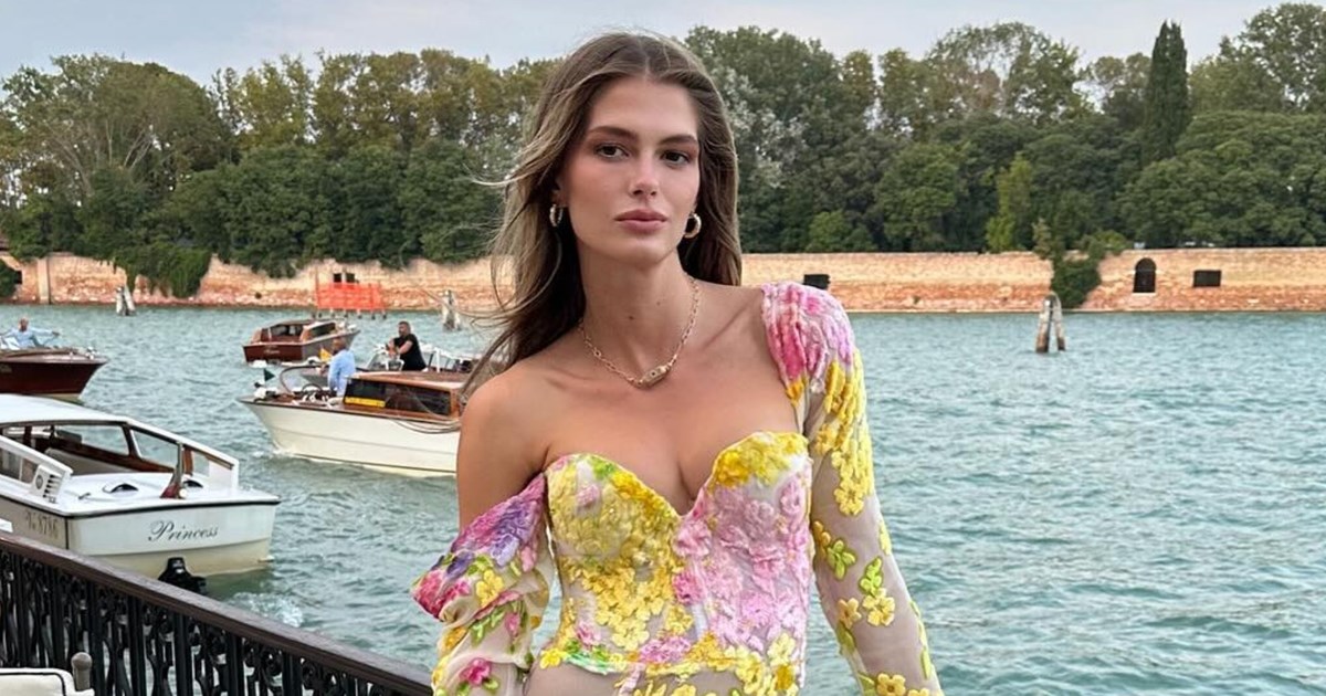 H Ανθή Βούλγαρη με το κίτρινο φόρεμα που θα βάλεις στον πρώτο γάμο του καλοκαιριού