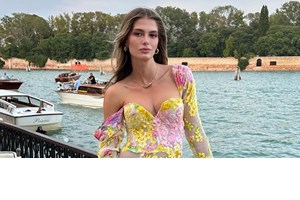 H Ανθή Βούλγαρη με το κίτρινο φόρεμα που θα βάλεις στον πρώτο γάμο του καλοκαιριού