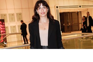 Η Σταματίνα Τσιμτσιλή με μίνι leather φόρεμα | Κοστίζει κάτω από 30 ευρώ & θα το βρεις στην Pink Woman