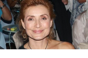 Mε maxi black dress και τον Νικηφόρο Χαραγκιώνη στο πλευρό της | Η Ευδοκία Ρουμελιώτη στην avant premiere της σειράς "Τρομεροί Γονείς"