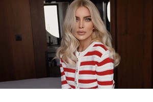 Κατερίνα Καινούργιου | Με μαύρο εφαρμοστό φόρεμα σε βραδινή έξοδο