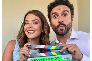 Βάσια Γκολφινοπούλου | Η "Σάντρα" από "Το Σόι Σου" ποζάρει στην αγκαλιά του συντρόφου της